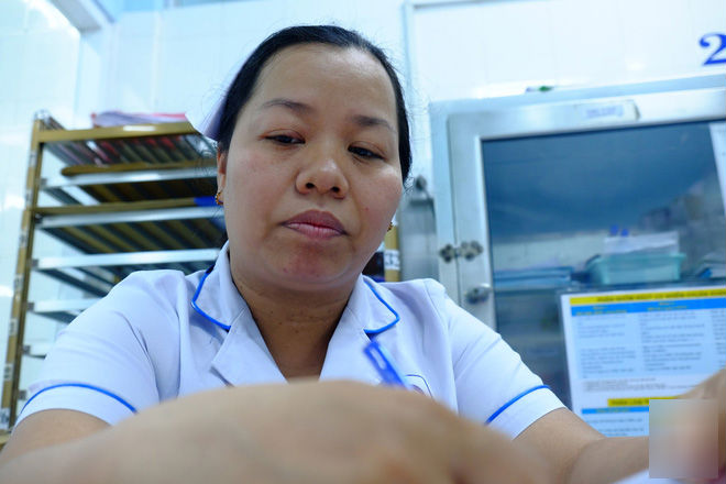 Sau câu hỏi cha chết chưa, vợ chồng con trai bỏ mặc cha già thoi thóp tại bệnh viện Gia Định