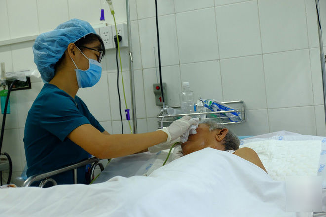 Sau câu hỏi cha chết chưa, vợ chồng con trai bỏ mặc cha già thoi thóp tại bệnh viện Gia Định