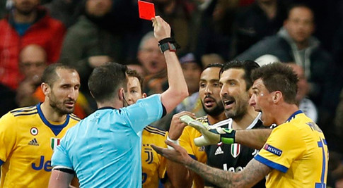 Buffon bị UEFA buộc hai tội danh