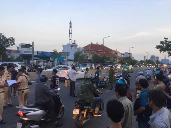 Cô gái bị ô tô biển xanh cán tử vong, người thân ngã gục trong đau đớn