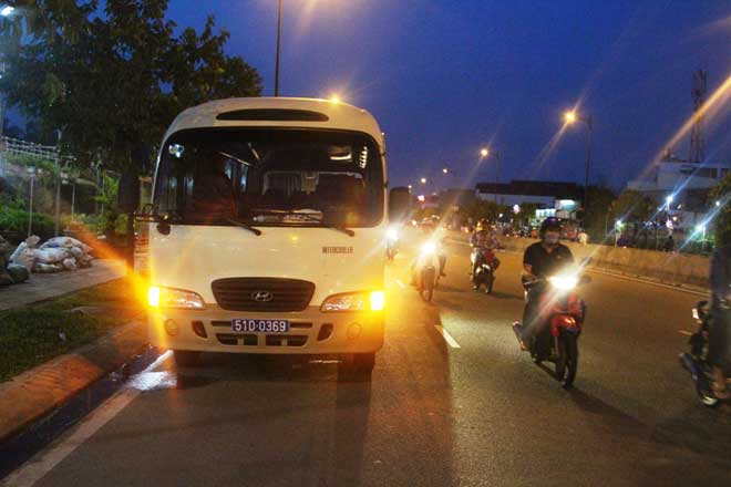 Cô gái bị ô tô biển xanh cán tử vong, người thân ngã gục trong đau đớn