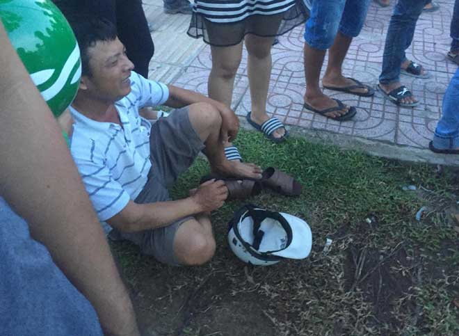 Cô gái bị ô tô biển xanh cán tử vong, người thân ngã gục trong đau đớn