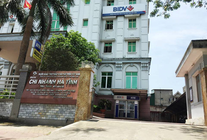 Nhân viên ngân hàng giúp tướng công an bắt cướp ở nhà con gái