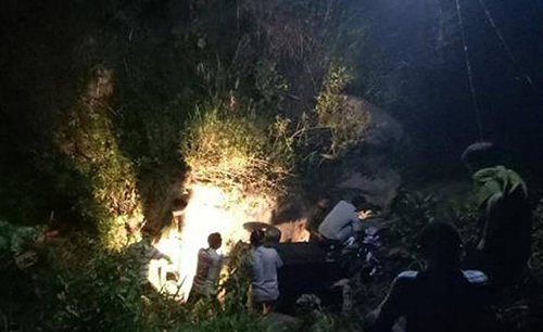 Xe công nông rơi xuống khe suối khiến ba người chết