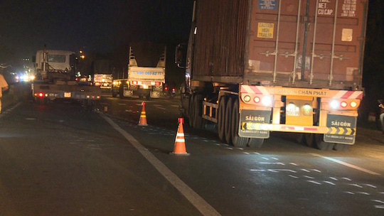 Ngã sang làn ô tô, nam thanh niên bị xe đầu kéo cán tử vong