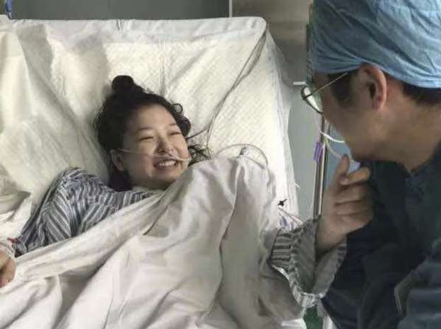 Cô gái hôn mê 4 tháng tỉnh dậy nhờ nam y tá hát cho nghe mỗi ngày