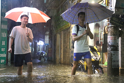 Hà Nội hứng cơn mưa lớn nhất từ đầu năm