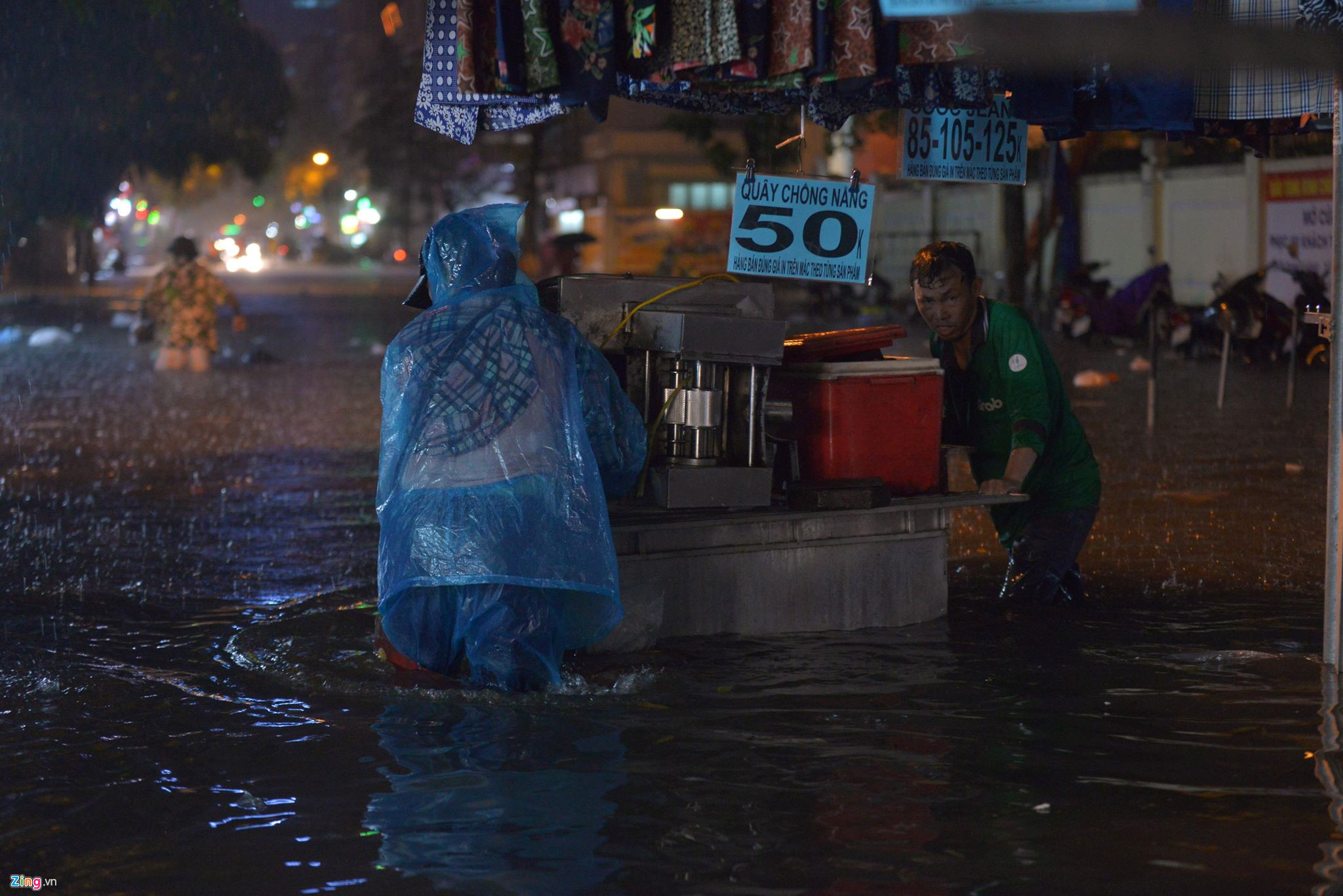 Tiểu thương trở tay không kịp khi mưa lớn trút xuống Hà Nội