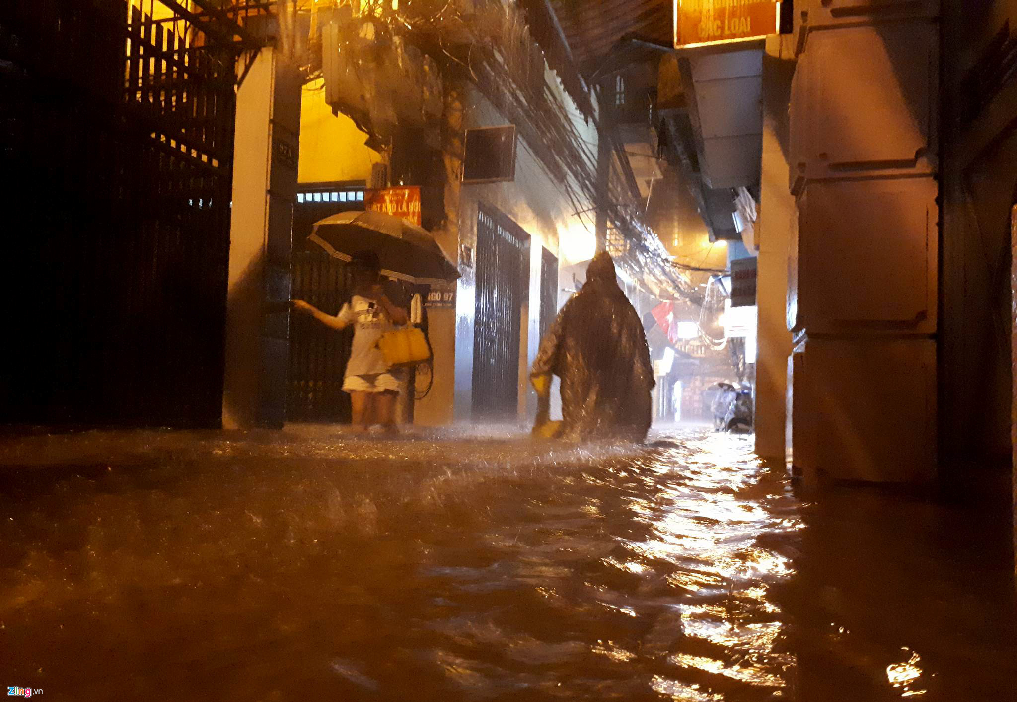 Tiểu thương trở tay không kịp khi mưa lớn trút xuống Hà Nội