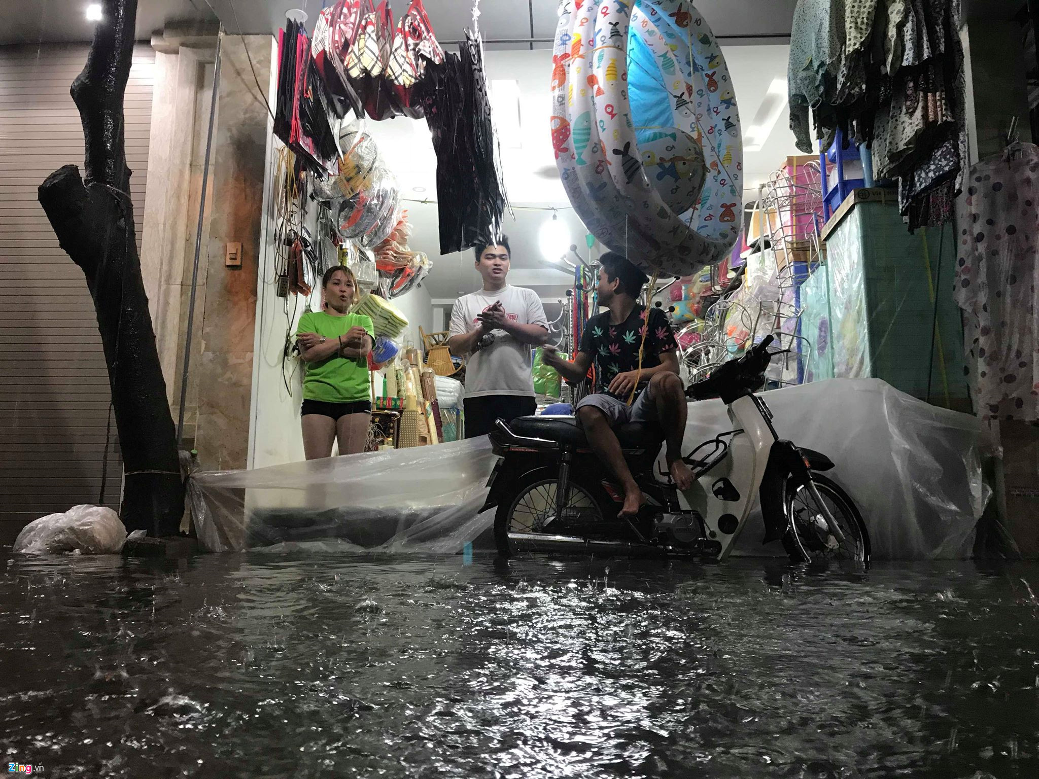 Tiểu thương trở tay không kịp khi mưa lớn trút xuống Hà Nội