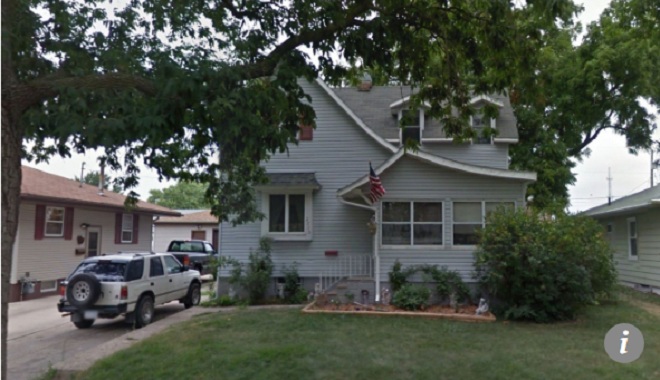 Mỹ: Nằm chơi trên ghế sofa, không ngờ bị chó bắn vào bụng