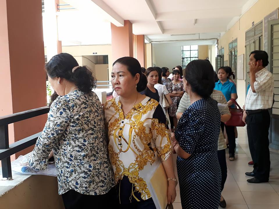 Chênh lệch 3.6 tỷ đồng, giáo viên căng băng rôn đòi hiệu trưởng công khai tài chính