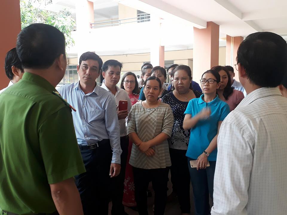 Chênh lệch 3.6 tỷ đồng, giáo viên căng băng rôn đòi hiệu trưởng công khai tài chính