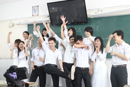 Học sinh hôn nhau nơi công cộng: Nếu trong clip ấy là con của bạn?