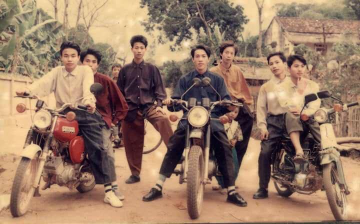Hội Rich Kids thập niên 90 sáng nhất hôm nay: Ai cũng phối đồ đi trước thời đại, khoe cả dàn mô tô xịn sò