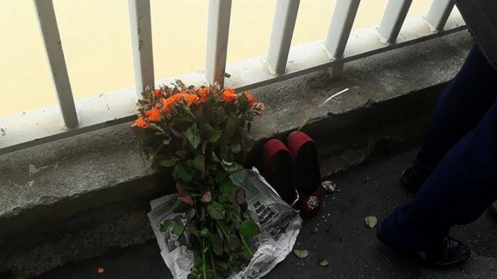 Để lại bó hoa trên cầu Thăng Long, cô gái gieo mình xuống sông Hồng