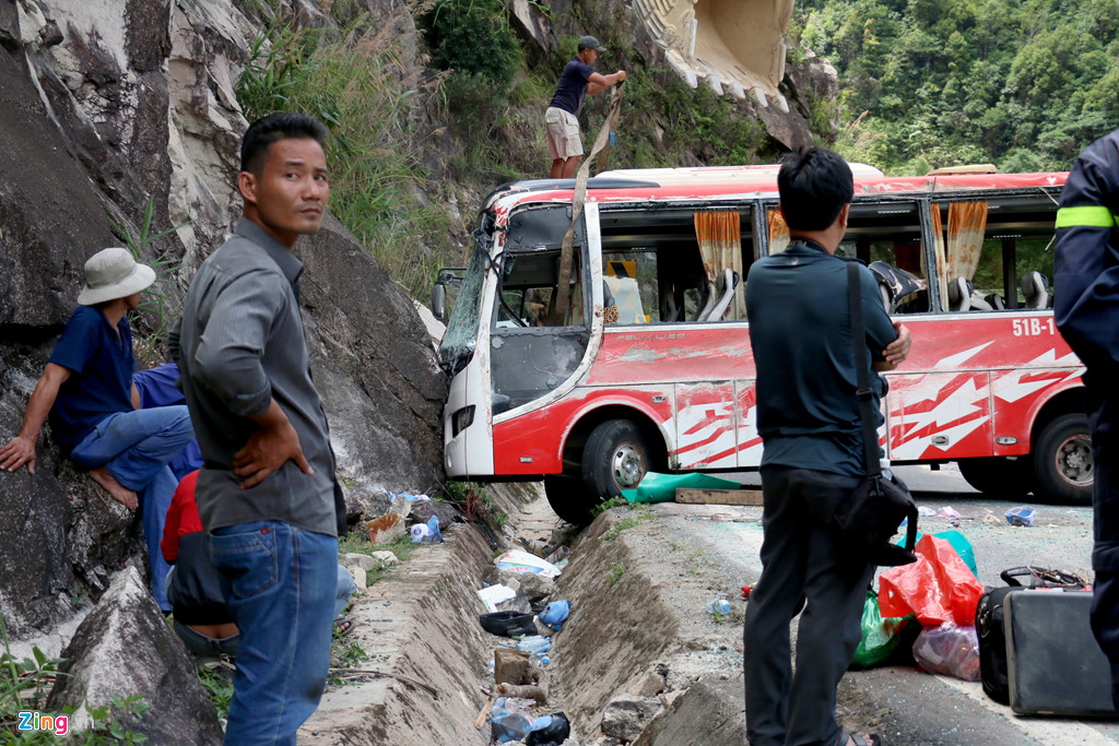 Hiện trường xe khách lật đèo làm 3 người chết, 18 nạn nhân bị thương