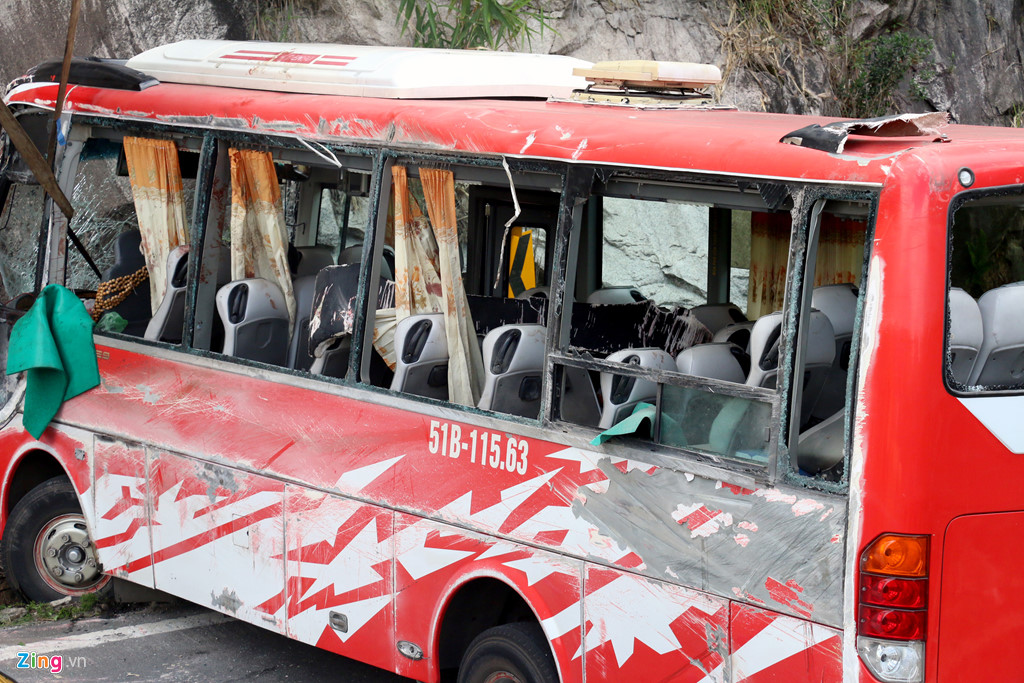 Hiện trường xe khách lật đèo làm 3 người chết, 18 nạn nhân bị thương