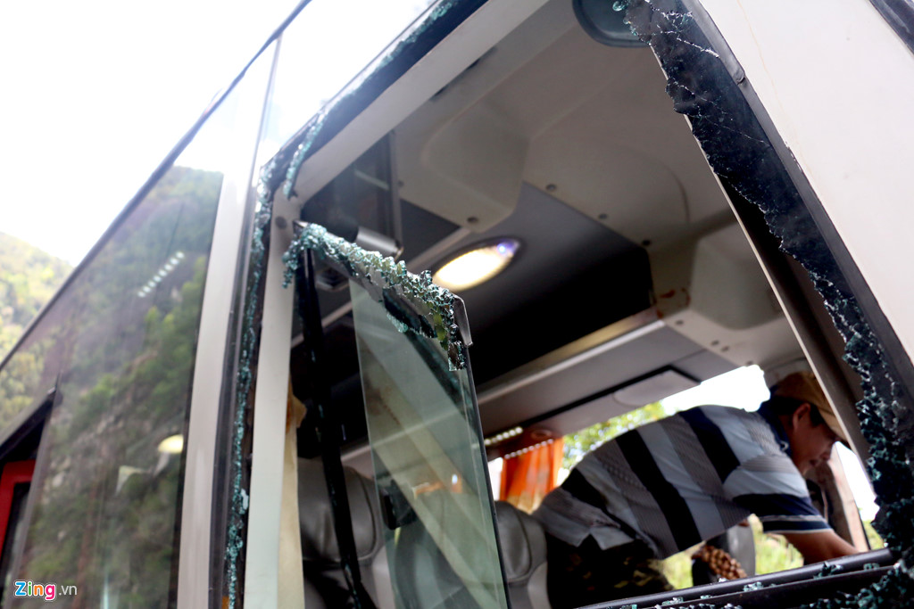 Hiện trường xe khách lật đèo làm 3 người chết, 18 nạn nhân bị thương