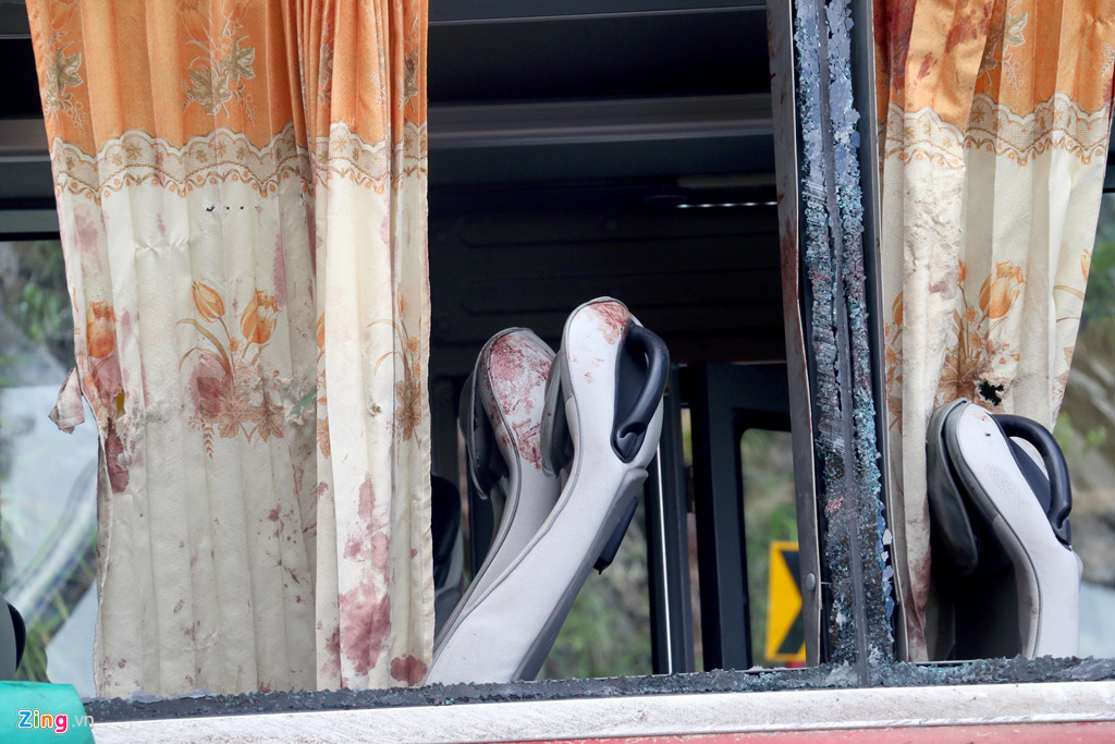 Hiện trường xe khách lật đèo làm 3 người chết, 18 nạn nhân bị thương