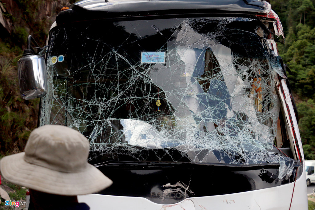 Hiện trường xe khách lật đèo làm 3 người chết, 18 nạn nhân bị thương