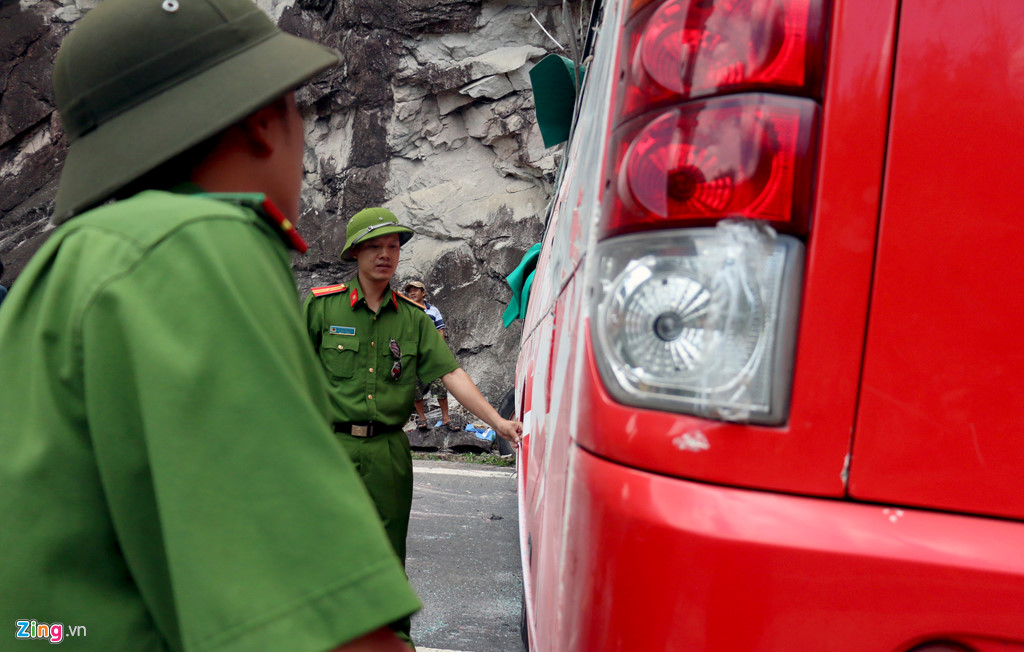 Hiện trường xe khách lật đèo làm 3 người chết, 18 nạn nhân bị thương