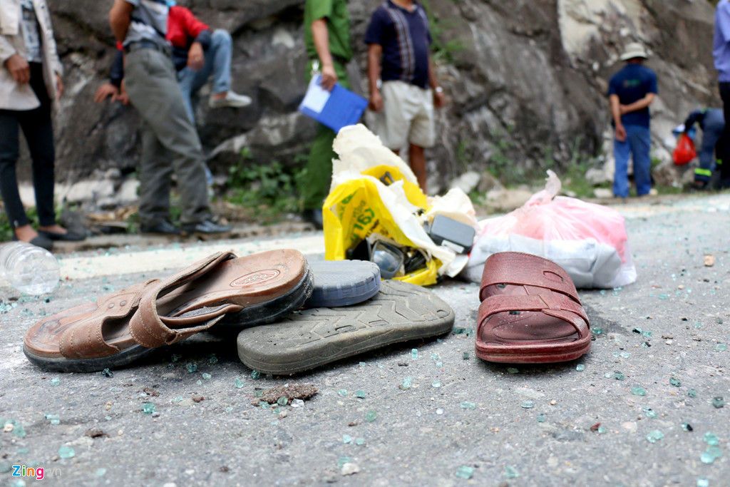 Hiện trường xe khách lật đèo làm 3 người chết, 18 nạn nhân bị thương