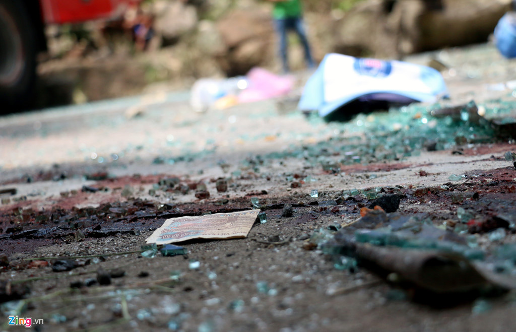 Hiện trường xe khách lật đèo làm 3 người chết, 18 nạn nhân bị thương