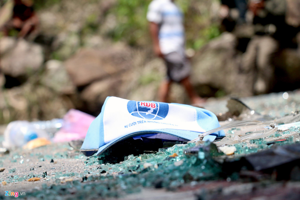 Hiện trường xe khách lật đèo làm 3 người chết, 18 nạn nhân bị thương