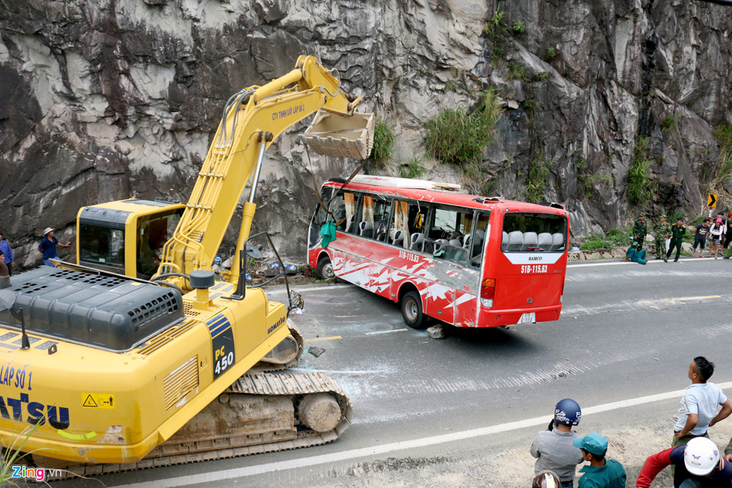 Hiện trường xe khách lật đèo làm 3 người chết, 18 nạn nhân bị thương