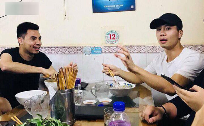 Bỏ lại trận cầu cực nóng, sao HAGL rủ sao Hà Nội FC đi... ăn phở Bỏ lại trận cầu cực nóng, sao HAGL rủ sao Hà Nội FC đi... ăn phở