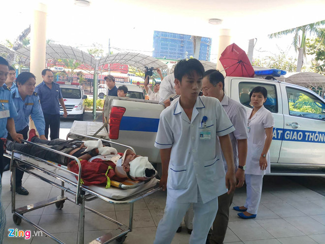 Xe chở 31 cán bộ hưu trí đi nghỉ bị lật trên đèo, 2 người tử vong