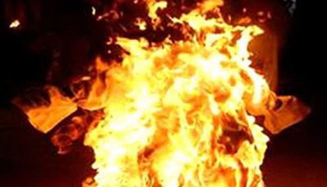 Vợ trẻ ôm con 18 tháng tự thiêu, 3 người thương vong