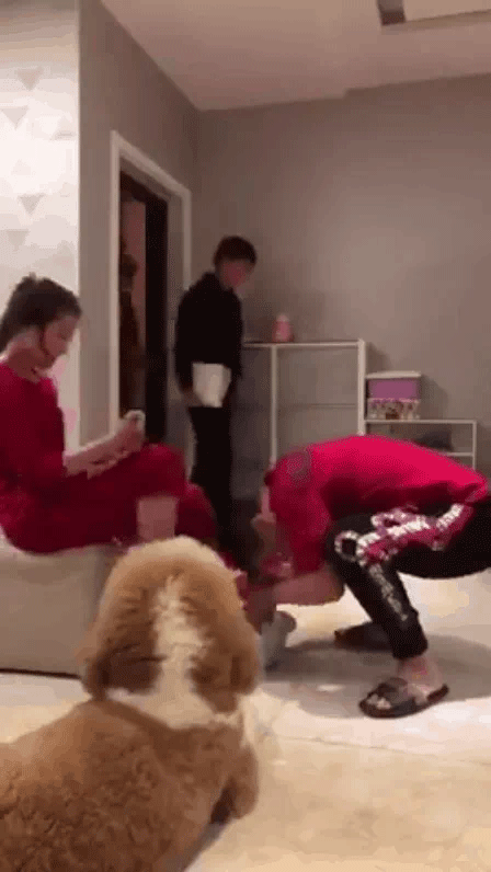 Đang rửa chân cho vợ thì con bất ngờ về nhà, ông chồng phản xạ nhanh như chớp khiến cư dân mạng cười té ghế