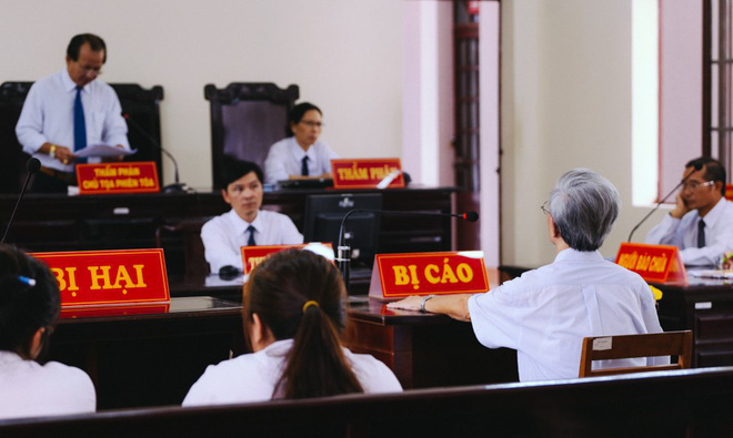 Luật sư của bị cáo 77 tuổi phạm tội dâm ô với trẻ em: Tôi còn muốn toà tuyên vô tội chứ không chỉ giảm xuống 18 tháng tù treo