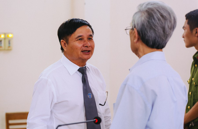 Luật sư của bị cáo 77 tuổi phạm tội dâm ô với trẻ em: Tôi còn muốn toà tuyên vô tội chứ không chỉ giảm xuống 18 tháng tù treo