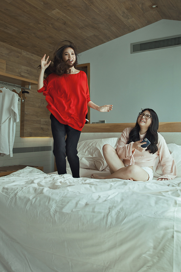 Hiền Thục đọ vẻ tươi trẻ với con gái 16 tuổi