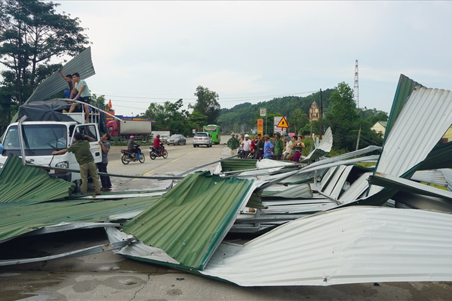 Hi hữu: Mái tôn khủng bất ngờ bay ra tấn công ôtô trên quốc lộ 1A