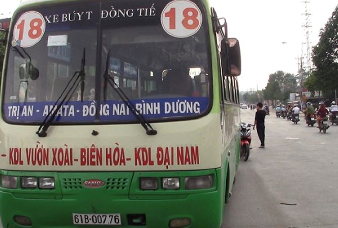 Xe buýt cán qua người khiến 2 thiếu nữ nguy kịch Xe buýt cán qua người khiến 2 thiếu nữ nguy kịch