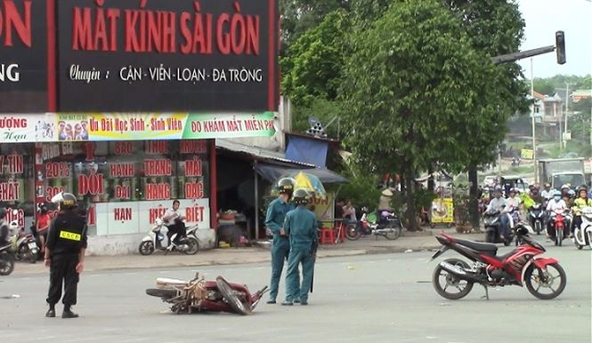 Xe buýt cán qua người khiến 2 thiếu nữ nguy kịch