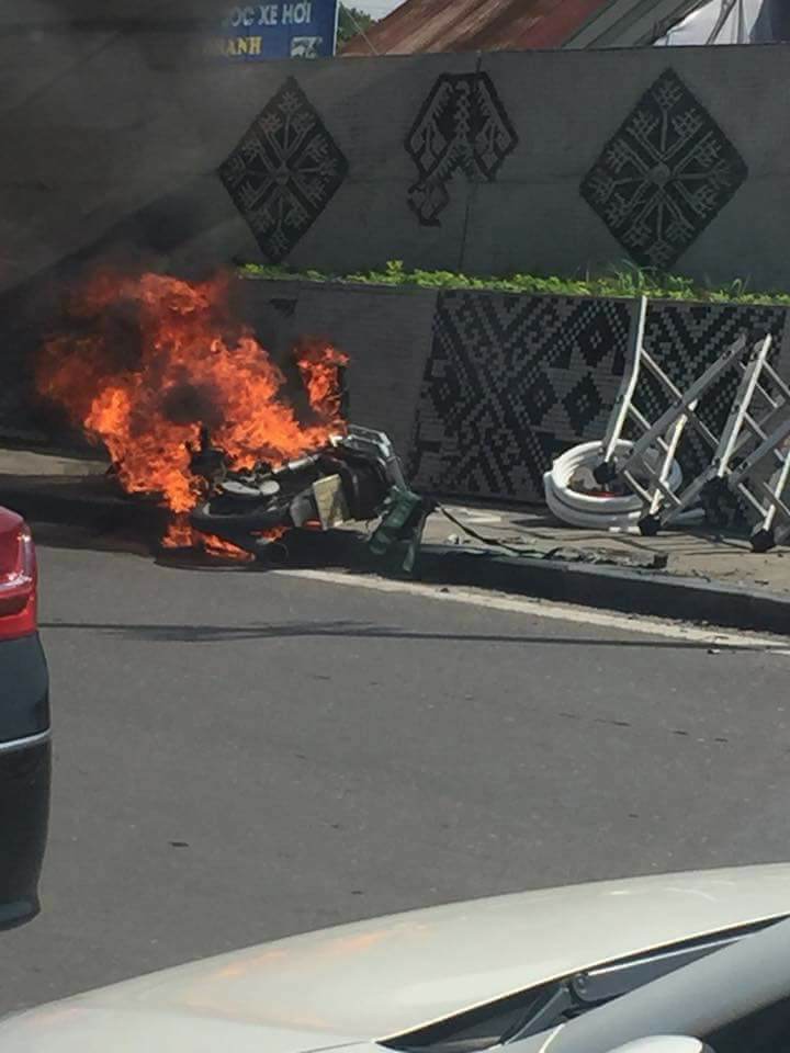 Hà Nội: Chủ liều mình lao vào lấy đồ khi xe đang bốc cháy ngùn ngụt