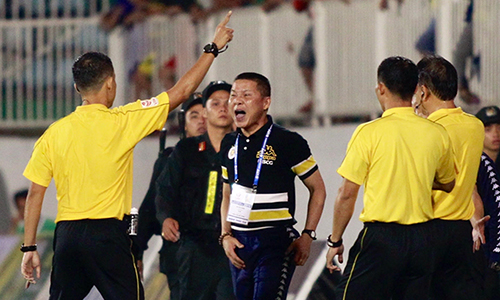 HLV CLB Hà Nội bị cấm chỉ đạo bốn trận