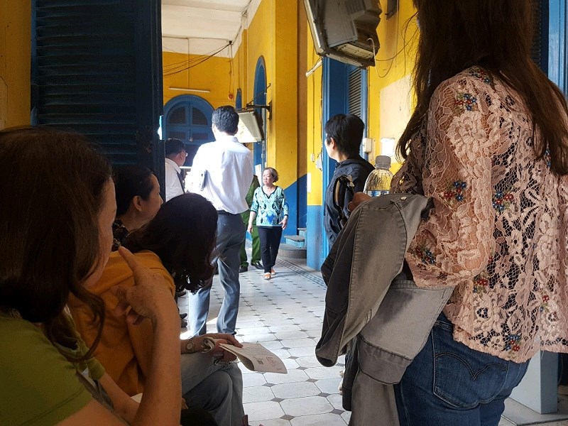 Tạm ngưng xử vụ bà Hứa Thị Phấn vì có người quậy tòa