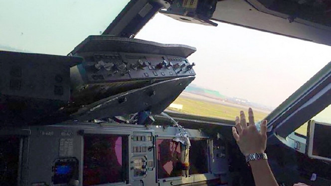 Máy bay Trung Quốc đáp khẩn vì rơi cửa sổ buồng lái