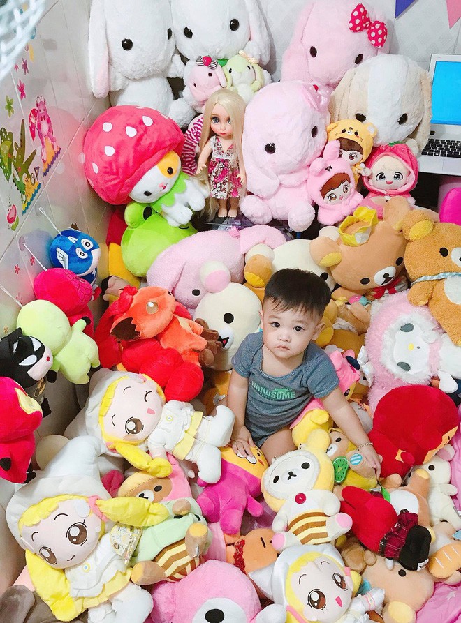 Cuộc sống trên mây của mẹ bỉm sữa 9X: Đi lấy chồng vẫn được mẹ đẻ cho tiền mua quần áo, chăm con mệt thì chơi với... gấu bông Cuộc sống trên mây của mẹ bỉm sữa 9X: Đi lấy chồng vẫn được mẹ đẻ cho tiền mua quần áo, chăm con mệt thì chơi với... gấu bông