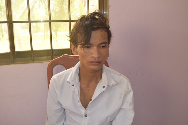 Thanh niên ngáo đá cố thủ trên nóc nhà vì tưởng có người truy đuổi