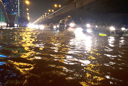 Cơn mưa lớn nhất từ đầu năm vượt quá khả năng thoát nước của Hà Nội