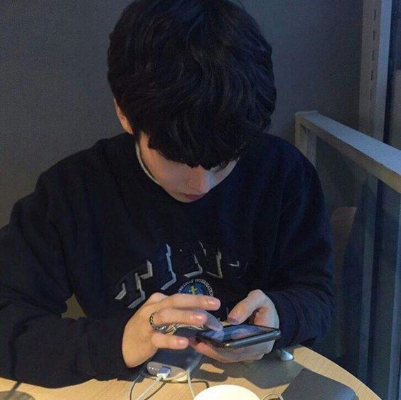 Có em gái và chồng đều nghiện smartphone, cô gái trẻ lên mạng hỏi sao cứ phải cắm đầu vào cái màn hình như thế?