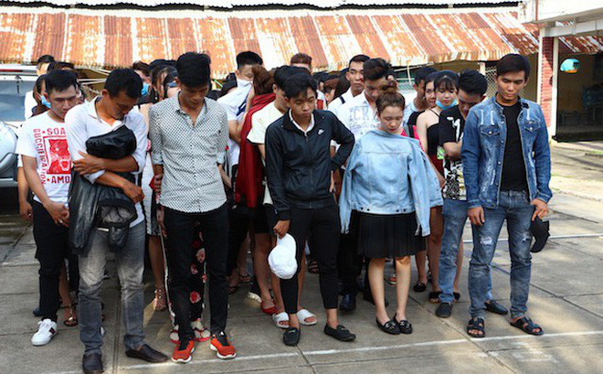 Tạm giữ hình sự nhóm thanh niên phê ma túy trong quán karaoke