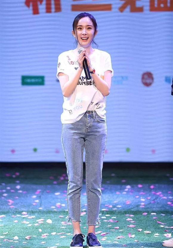 Lên đồ ra phố ngày hè đẹp quên lối về với quần jeans và áo thun